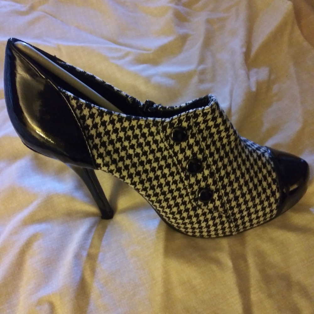 Shoes - Picture 2 of 8